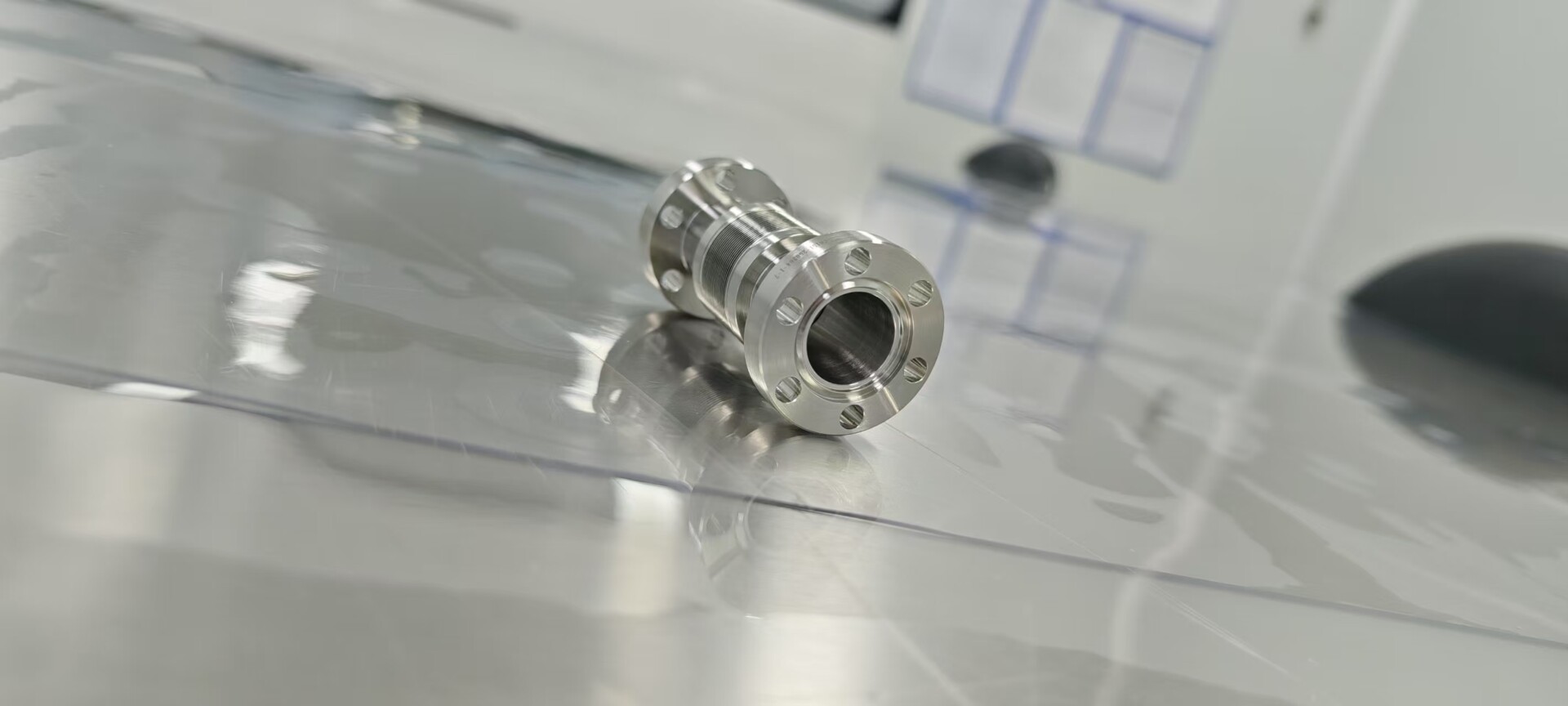 Edge welded bellows for UHV semiconductor applications
